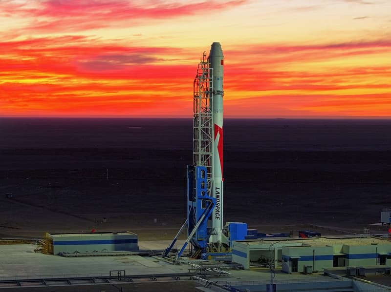 Zhuque-2E on the pad